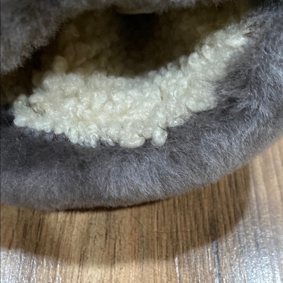 UGG Quilted Brown Gloves with Fur Trim - Picture 5 of 8